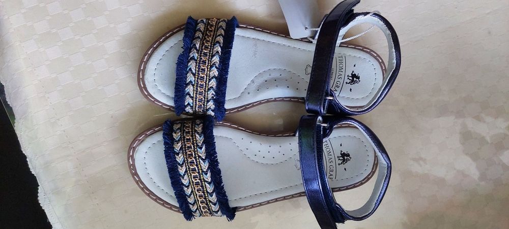 Сандалии на девочку 6-7 лет