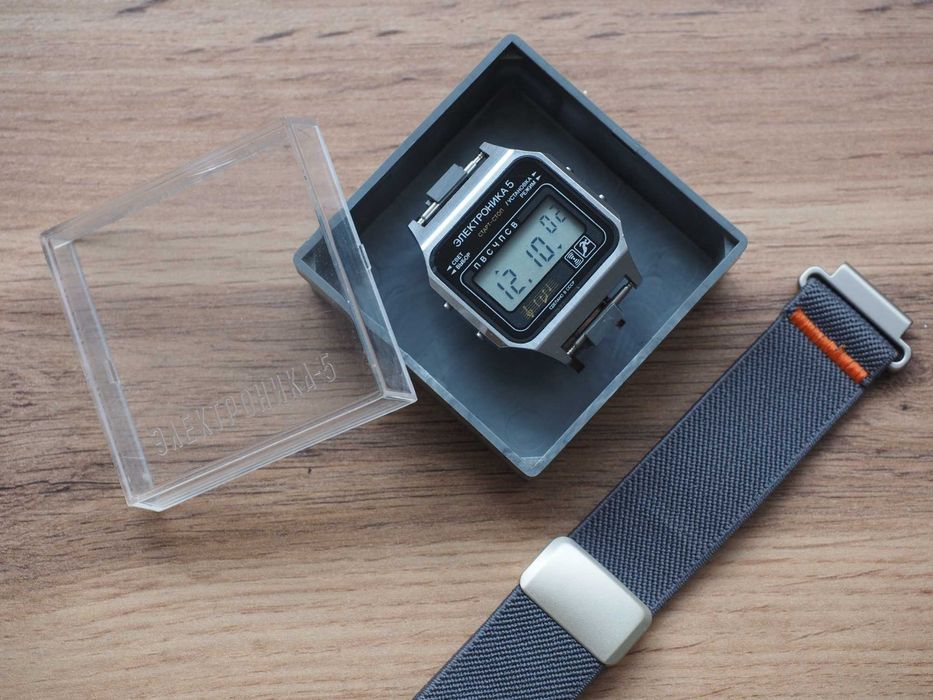 Ceas sovietic digital Elektronika 5, NOU, în cutie orig., curea nouă