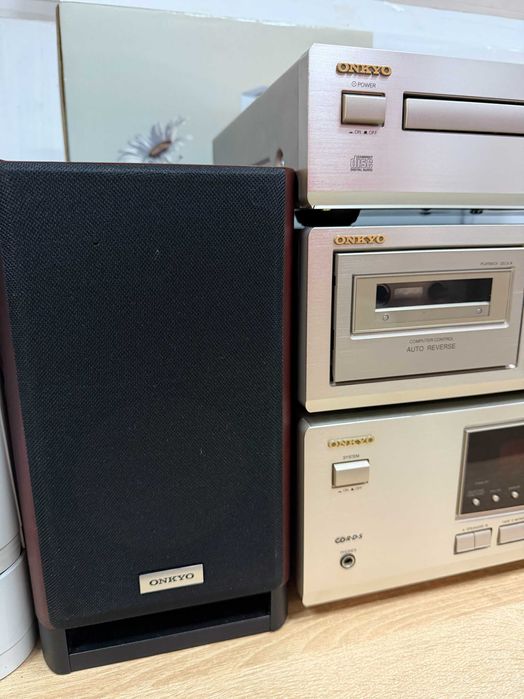 Linie audio,combina modulara Onkyo,cu telecomanda si boxe