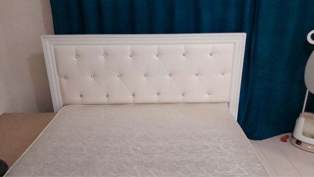 Продам кровать двухспальный с матрасом. Размер 200*180см