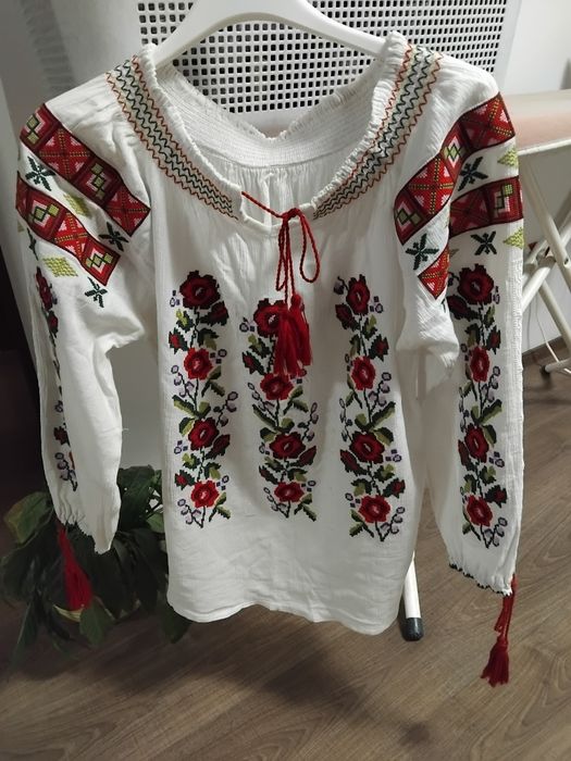 Vând ie cu motive tradiționale