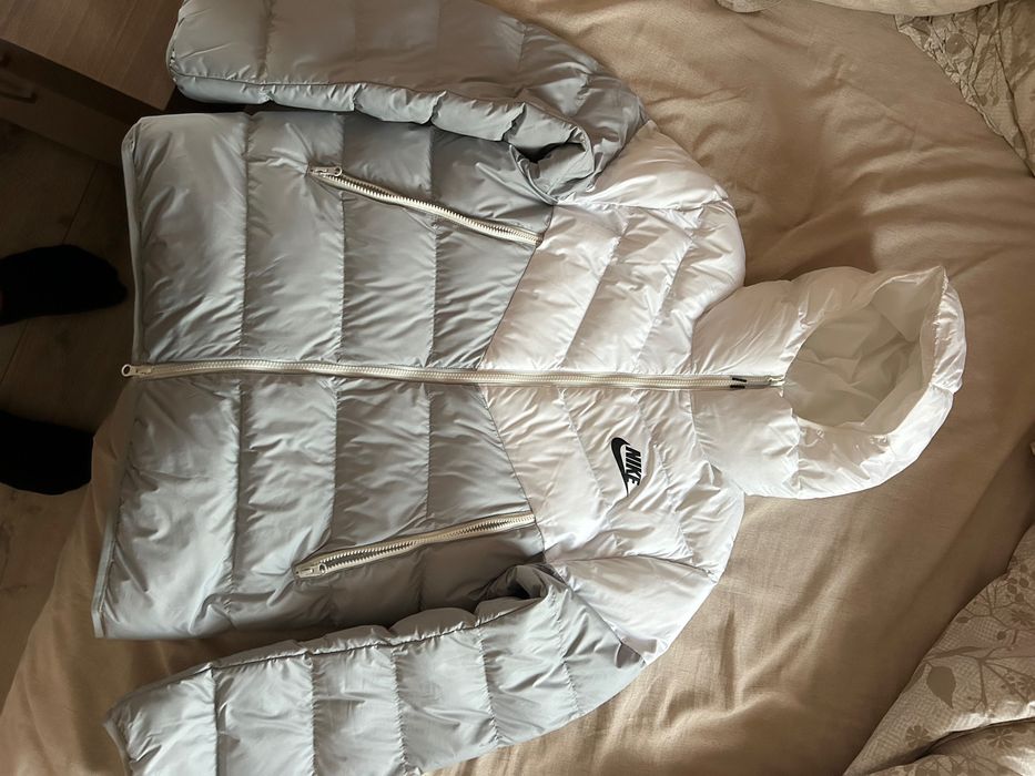 Яке NIKE  Бяло    !!!