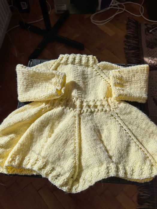 Ръчно плетена бебешка рокличка-жълта