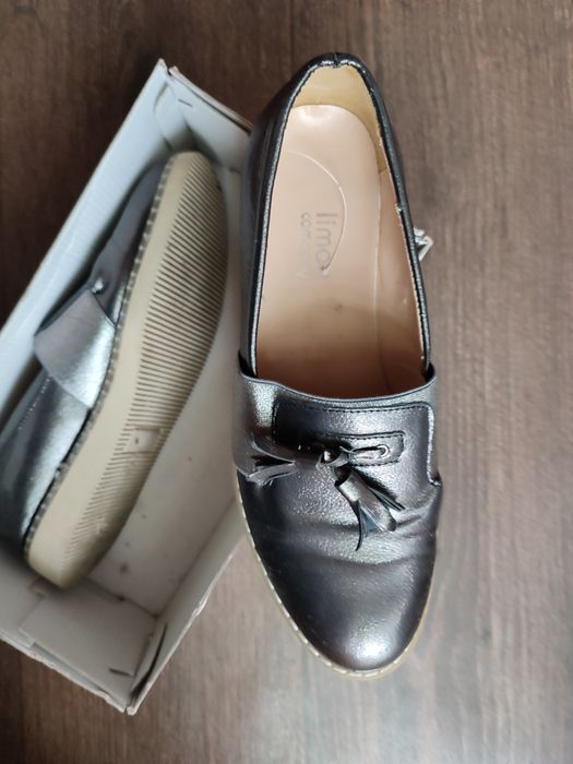 Продам обувь пару раз носили в отличном состоянии лоферы и туфли