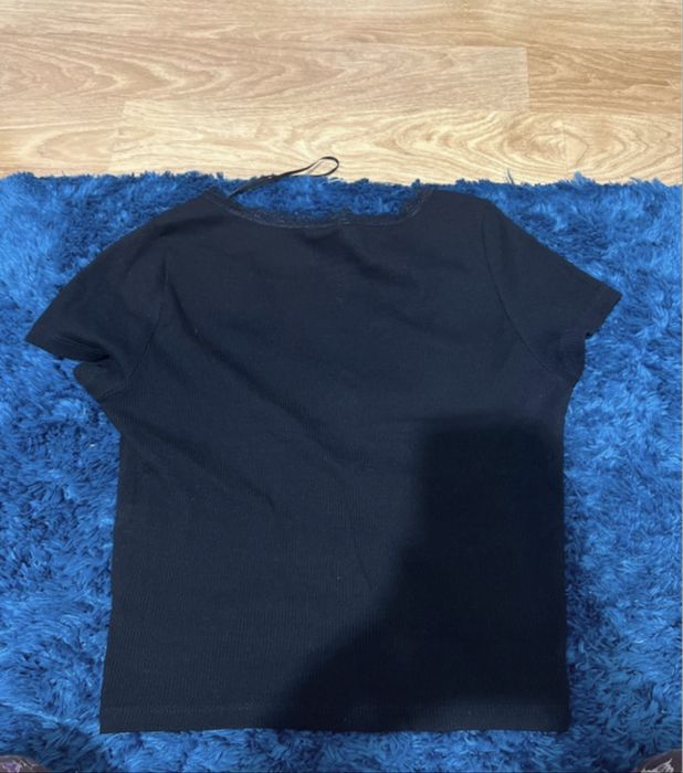 Tricou/ top negru cu maneca scurta , decolteu si dantela