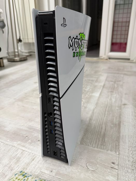 Playstation 5 cu două jocuri