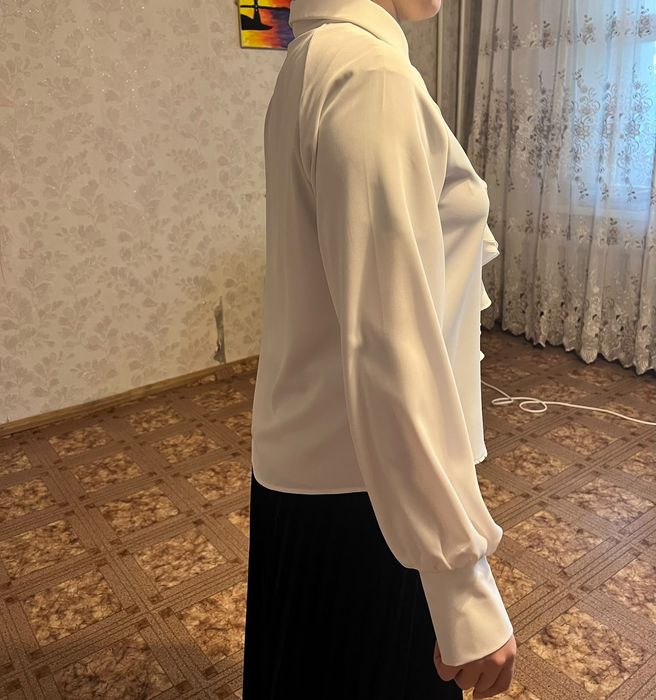 Продам белую блузку