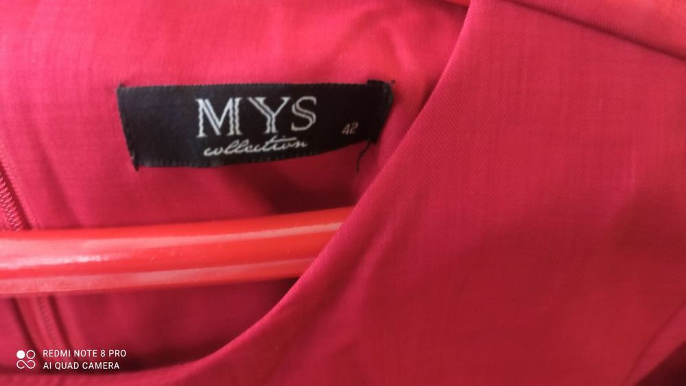 Продаетсяь платяь.