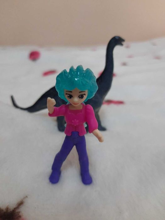 Играчки динозаври, гущер и момиче