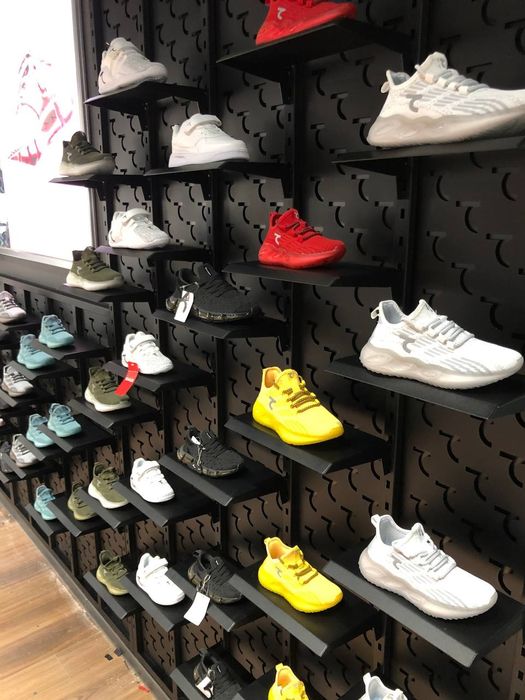 Магазин одежды. Торговые точки. Полки. Вешалки для оодежды