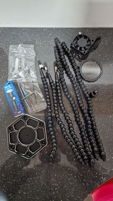 A treia mana pentru electronist/bijutier/ceasornicar