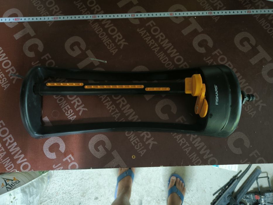 Метална разпръсквачка за градина | Fiskars