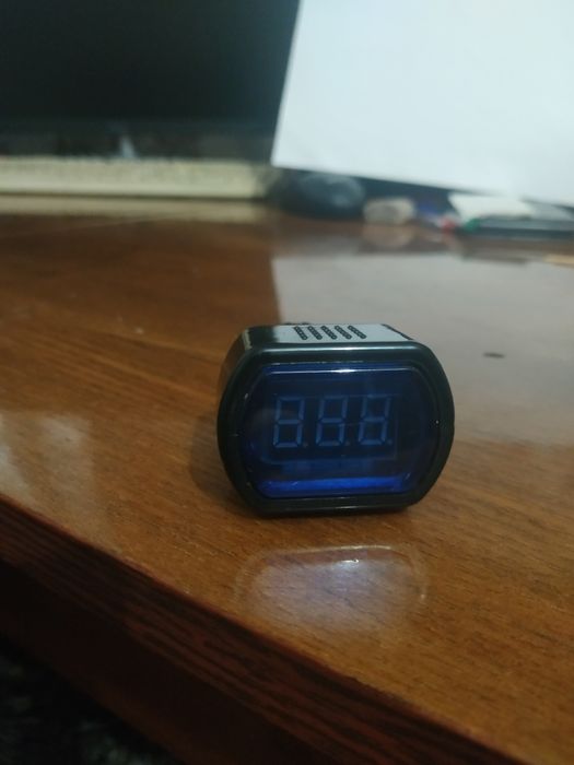 Вольтметр автомобильный цифровой