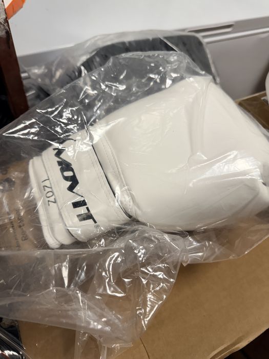 Manusi de box noi profi pret 150 lei perechea marimea 8 oz si 12 oz