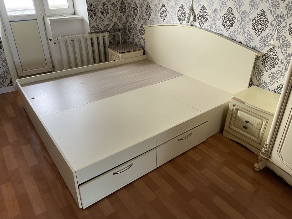 Кровать ,шкаф,тумбочки