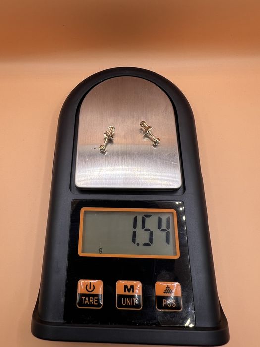 Продам золотые серьги - гвоздики.