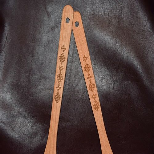 Гравирана кухненска дъска за рязане и два броя прибори от дърво