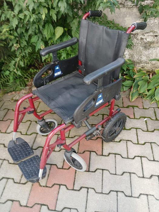 Scaun cu rotile pt persoane cu dizabilități