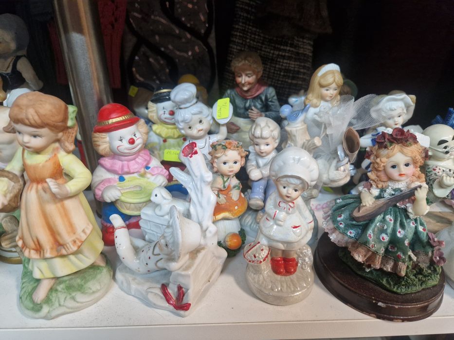 Разпродажба сувенири от дърво и порцелан