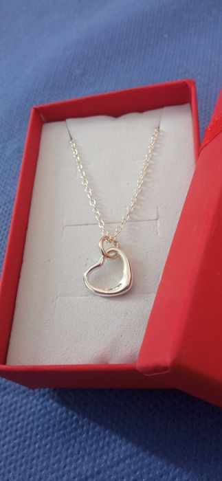 Ново, дамско сребърно колие с висулка.Различни модели и цени. В кутия.