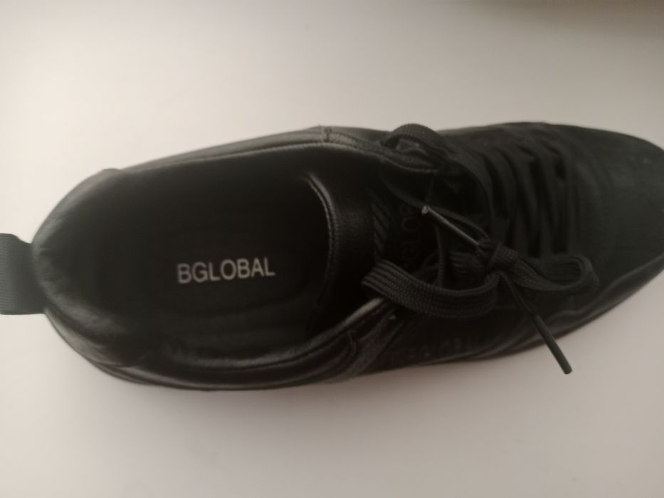 Продаётся обувь.