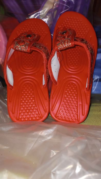 2 perechi papuci / flip-flop / slapi noi la alegere: mov, rosu, verde, roz sau albastru deschis alegeti marimea si culoarea fiecarei perechi