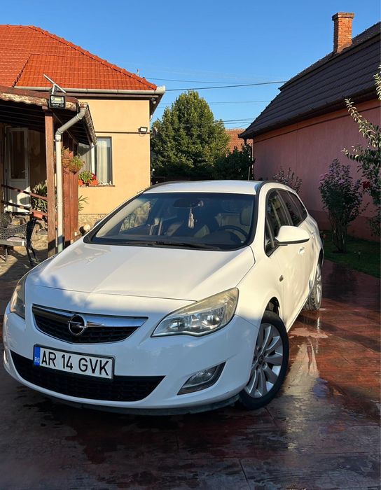 Vând Opel Astra  J 2011