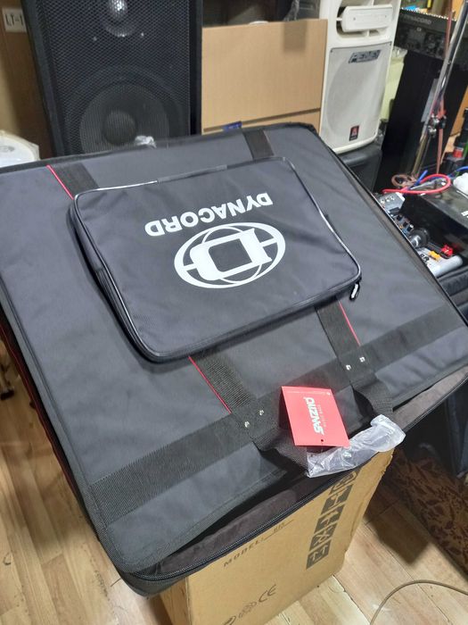 Кабеля шнуры разьемы и звуковое оборудование.