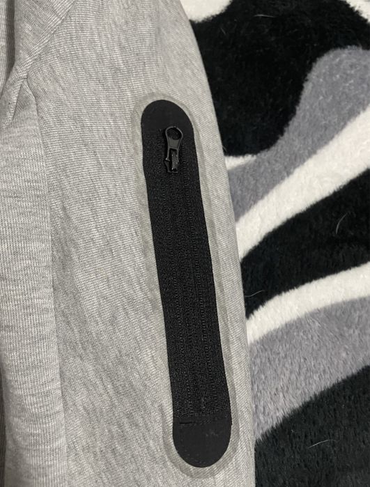 Schimb hanorac Tech gri