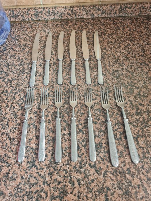 Продам вилки, ложки, ножи для сервировки стола.