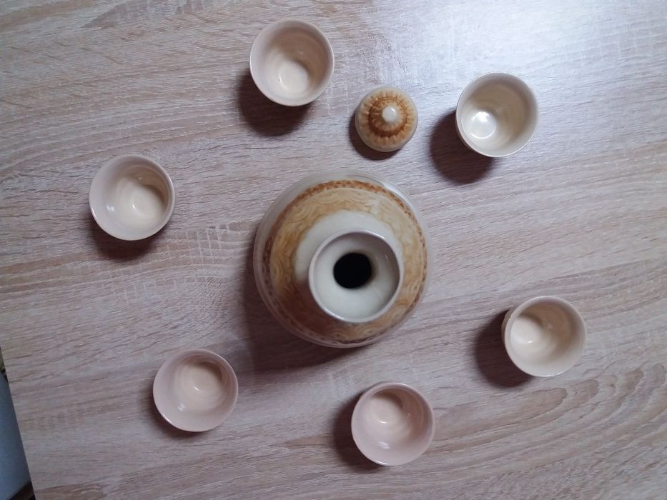 Set.portelan 6 canite+1 recipient..Pret.50 lei.