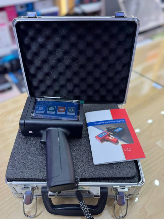 Принтер ручной. Имеется чёрная и белая краска.