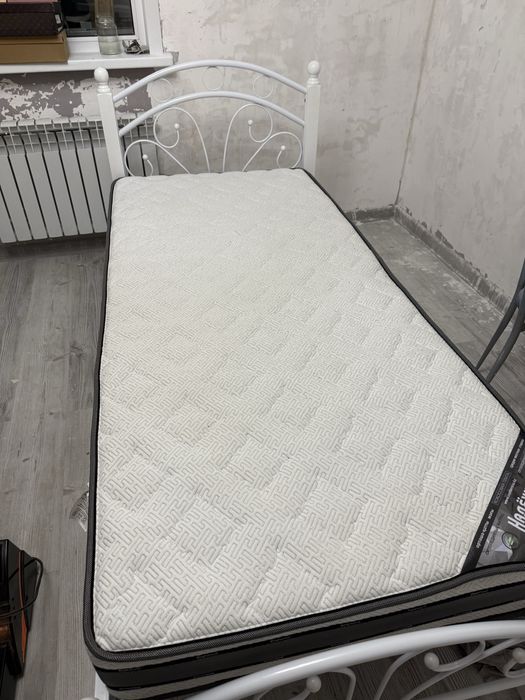 Кровать с матрацом