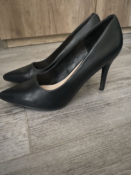 Обувки и боти на ток 37-ми номер