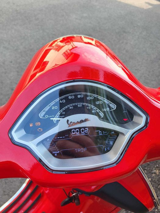 Scuter Vespa Primavera Red