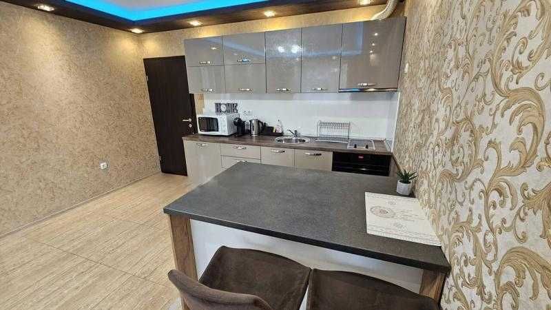 Елегантно обзаведен тристаен апартамент под под наем в Лазур!