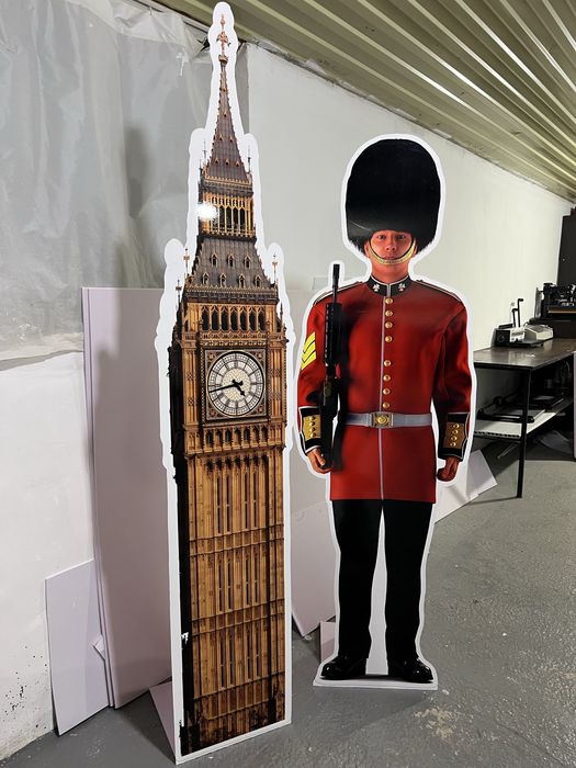 Таблички,стенды,плоттерная резка,вывески,штендер,наклейка на шары