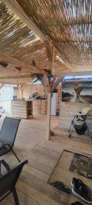 Стационарна каравана с голяма веранда на Градина