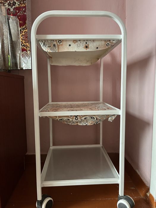 Столик на колесах