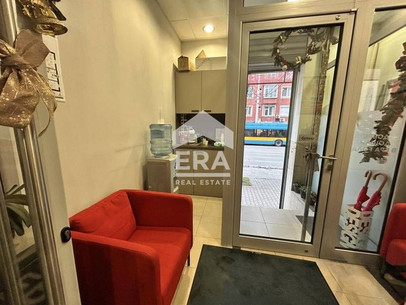 Дава се под наем Магазин в София, Център - 95 кв.м за 1695.24 € - Снимка #2