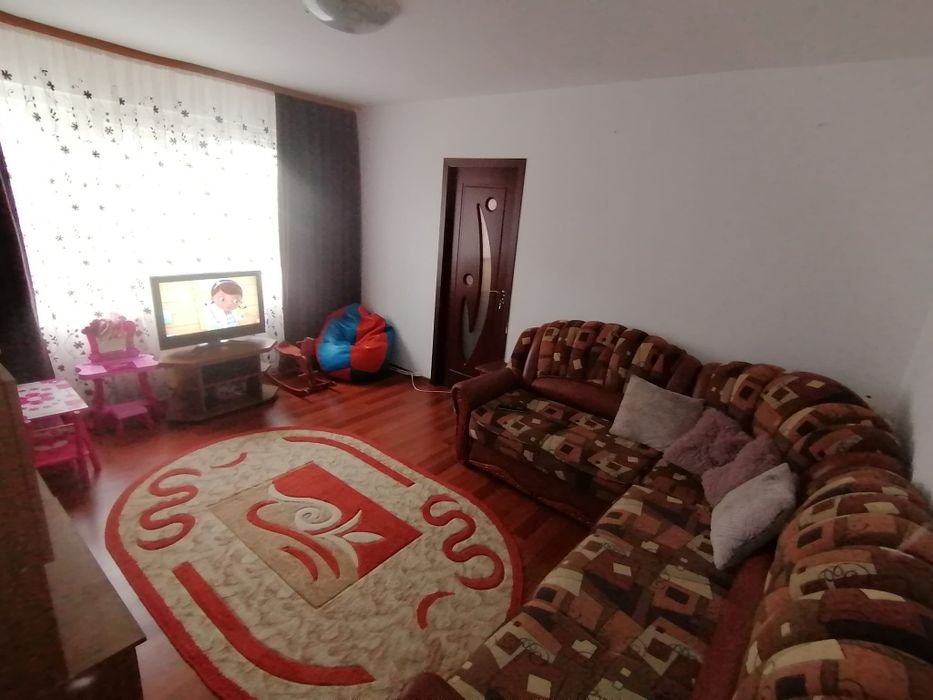 Închiriez apartament