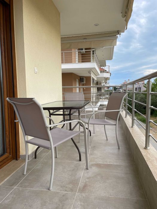 Продава  добре обзаведен двустаен апартамент в Паралия Офриниу, Гърция