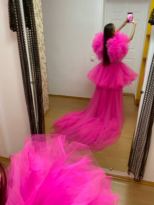 платье ярко розового цвета