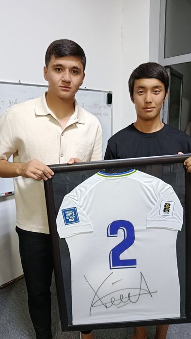 Abduqodir Khusanovning Qatarga qarshi oʻynagan formasi sotiladi.