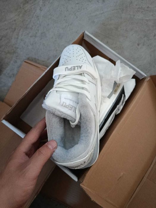 Одежда и обувь. Чехлы и шапки.