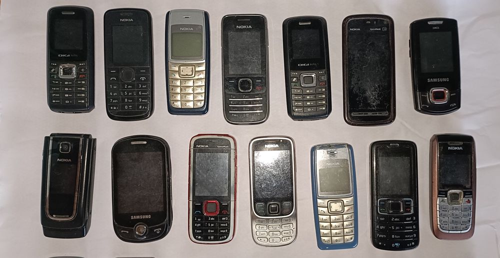Telefoane cu butoane pentru colectie