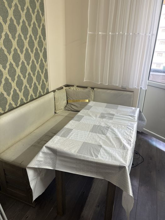 Стол в хорошем состоянии. Угловой стул хорошем состоянии.