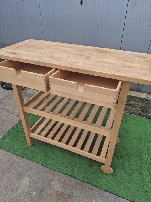 Дървена маса с колелца