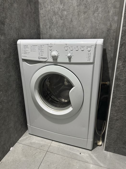 Стиральная машрна INDESIT (нужен ремонт)
