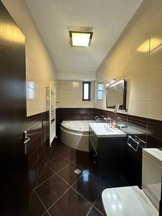 Inchiriez apartament 3 camere nemobilat zona Baneasa cu loc parcare